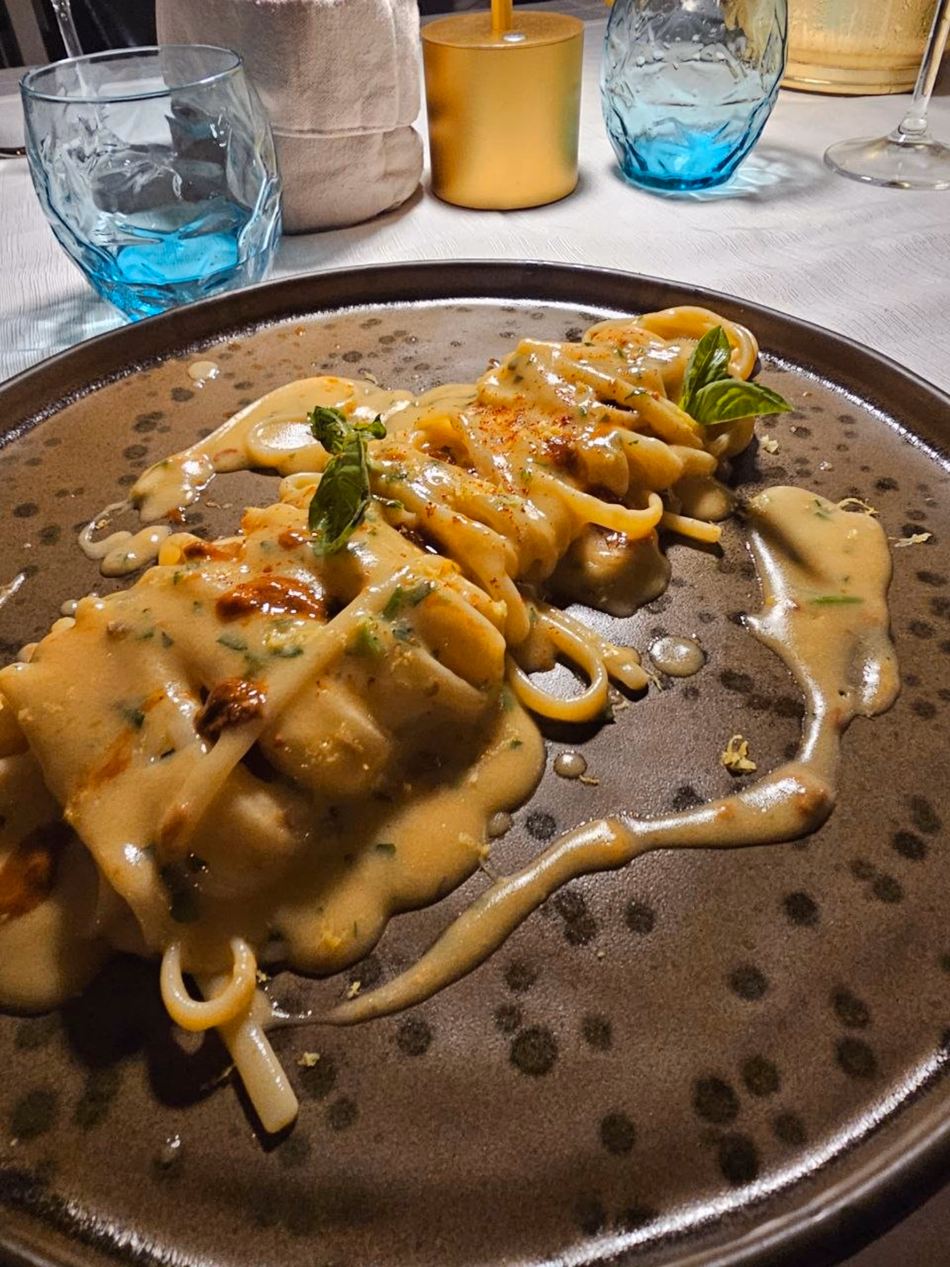 Erster Gang mit Meeresfrüchten in einem Küstenrestaurant im Cilento