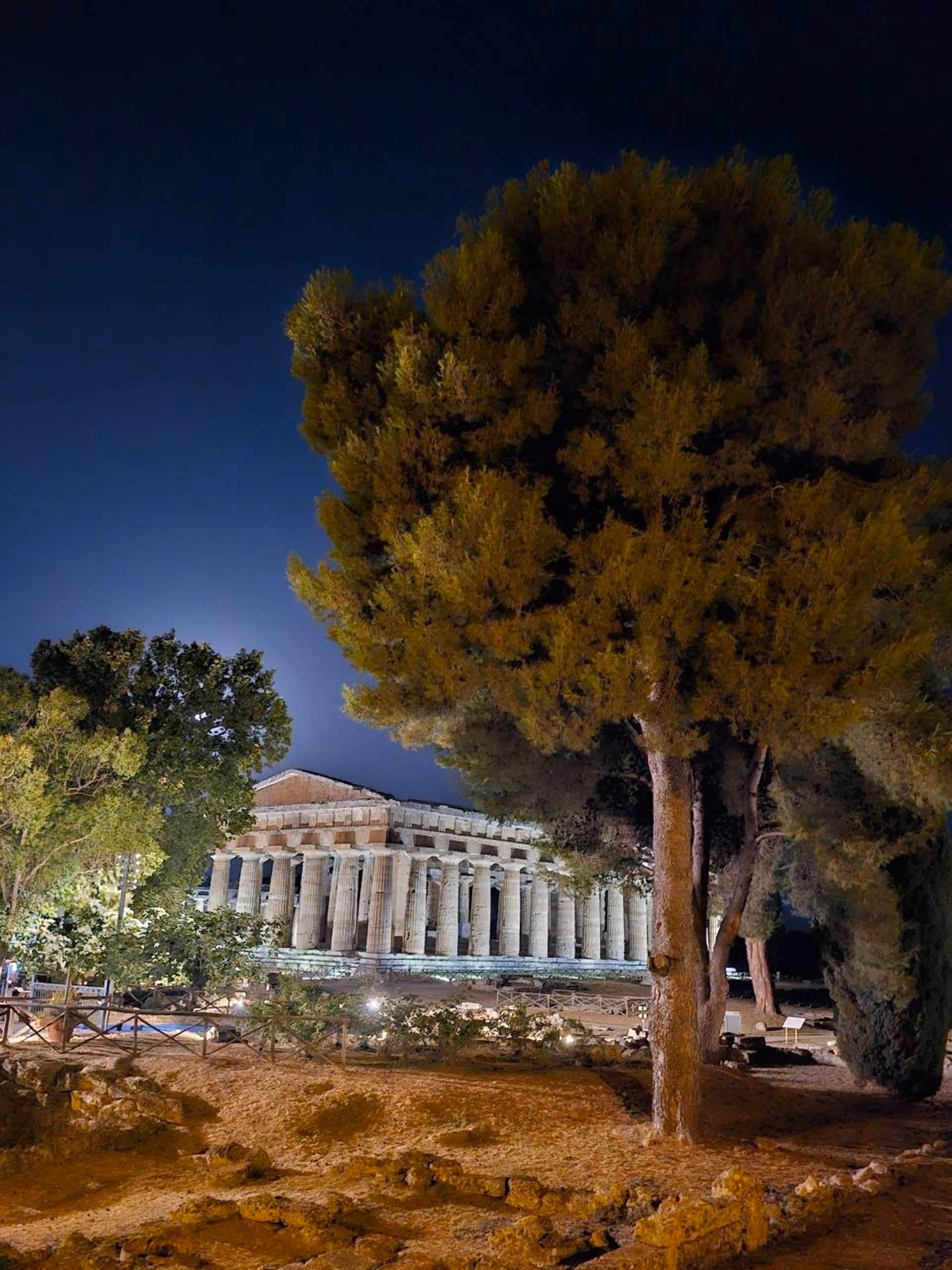 Ein Tempel von Paestum nachts im Mondlicht