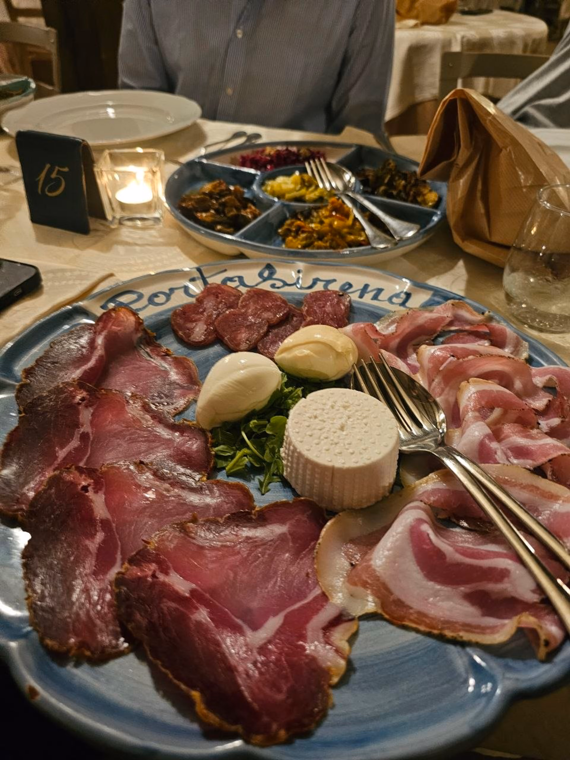 Vorspeise mit Mozzarella und Wurstwaren am Tisch serviert