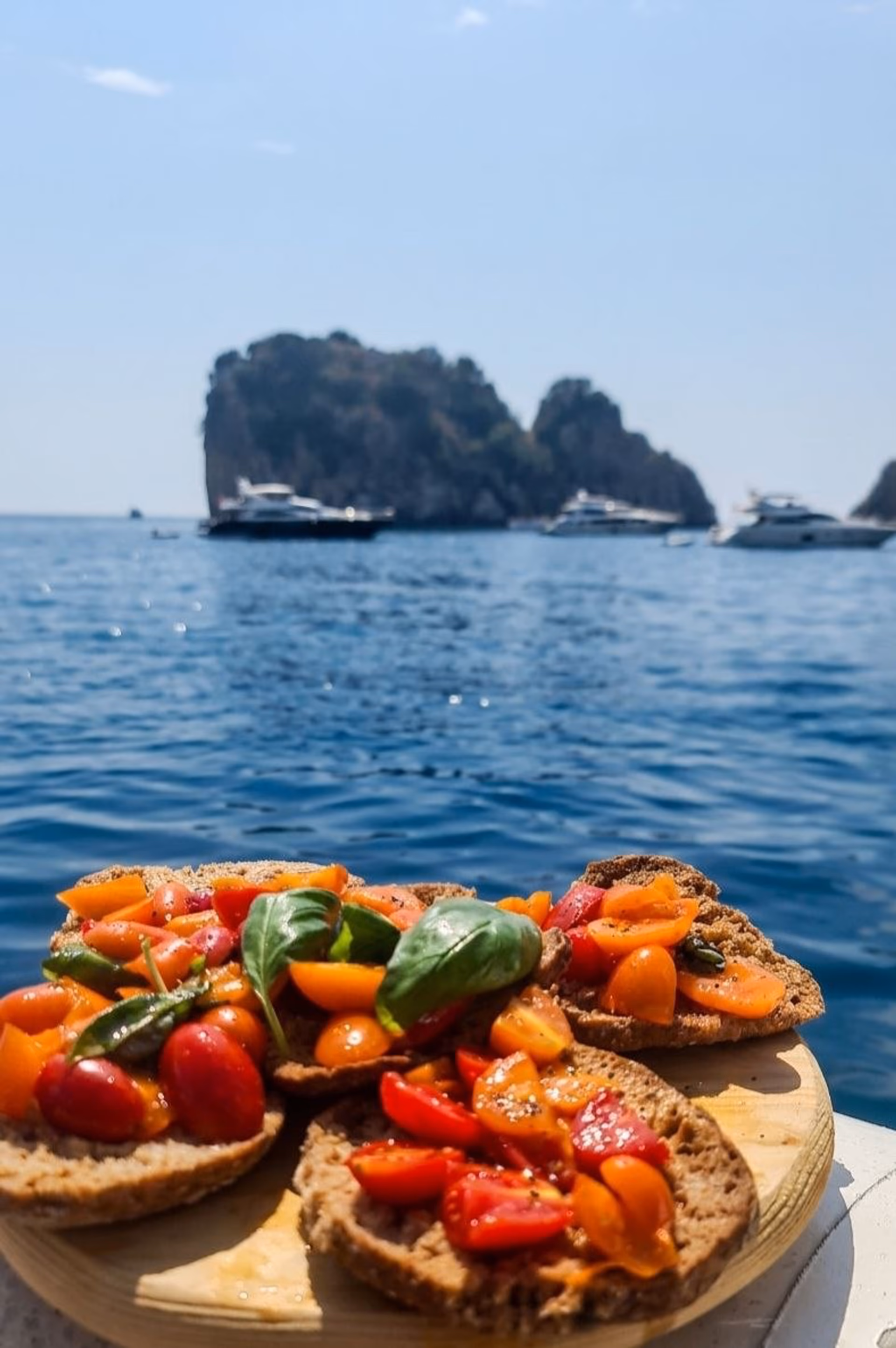 Bruschette mit Kirschtomaten auf einem Boot vor dem Scoglio del Coniglio in Palinuro