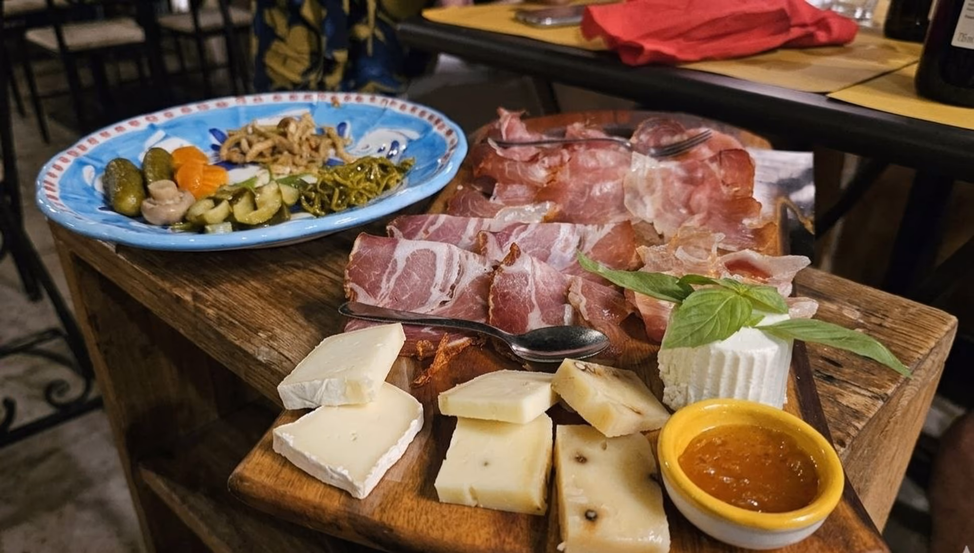 Gemischte Platte mit Wurstwaren, Käse und regionalen Produkten