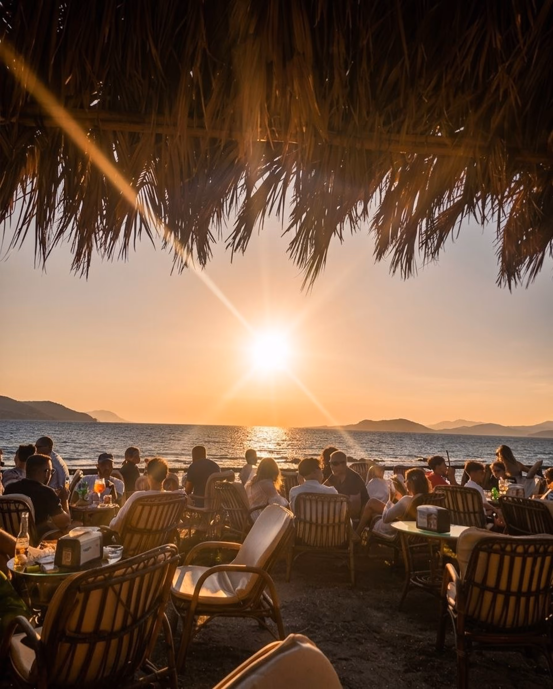 Tische am Meer bei Sonnenuntergang an der Cilento-Kueste